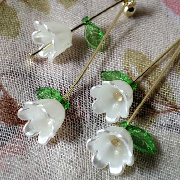 Lily of the Valley Flower Garden Plastic Gold Tone Pierced Earrings Brand New - Picture 15 of 15